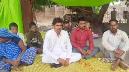 शाहजहांपुर: खुदागंज क्षेत्र का परिवार 5 दिन से खिरनी बार रामलीला मैदान में धरने पर बैठा, न्याय की लगाई गुहार