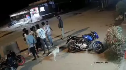 ಶ್ರೀರಂಗಪಟ್ಟಣ: ಟಿ ಎಂ ಹೊಸೂರು ಗೇಟ್ ಬಳಿ ಯುವಕರಿಂದ ಹೋಟೆಲ್ ಮಾಲೀಕನಿಗೆ ಹಲ್ಲೆ, ಸಿಸಿ ಕ್ಯಾಮೆರಾದಲ್ಲಿ ಸೆರೆ