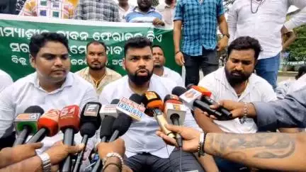 ଅନୁଗୋଳ: FM କଲେଜ ଛାତ୍ରୀ ଆତ୍ମାହୁତି ଘଟଣାରେ ଅନୁଗୋଳ ଥାନା ଛକରେ  ବିଜେଡି ପକ୍ଷରୁ ପ୍ରତିବାଦ, ପ୍ରତିକ୍ରିୟା ରଖିଲେ ଅରୁଣାଭ ସିଂହ