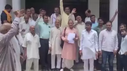 मथुरा: ब्रज को बचाने की मांग को लेकर गांव की सरदारी DM ऑफिस पहुंची
