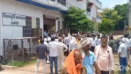 हरदोई: कोटेदारों ने अपनी 7 सूत्री मांगों को लेकर जिला पूर्ति अधिकारी कार्यालय के बाहर किया प्रदर्शन, सौंपा ज्ञापन