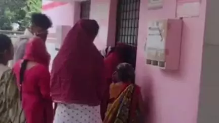 बल्दीराय: कूड़ेभार सामुदायिक स्वास्थ्य केंद्र पर मौसम बदलते ही मरीजों की संख्या बढ़ी, चिकित्सा दे रहे हैं सुझाव