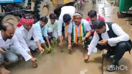 रॉबर्ट्सगंज: रॉबर्ट्सगंज में धर्मशाला चौराहे के पास कांग्रेसियों ने धान रोपकर जलभराव का विरोध किया