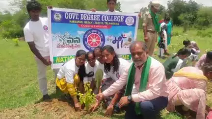 నర్సాపూర్: నర్సాపూర్ డిగ్రీ కళాశాల మైదానంలో వనమహోత్సవంలో భాగంగా పెద్ద ఎత్తున మొక్కలు నాటారు