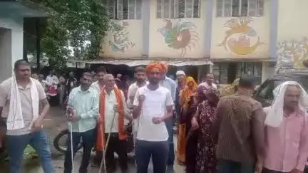 गोपद बनास: ग्राम कुचवाही में ओवरब्रिज में पिलर की मांग को लेकर ग्रामीणों ने कलेक्टर को दिया आवेदन