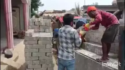 लालगंज: खीरो विकास खंड क्षेत्र के बेटा सनातनपुर में पूर्व विधायक राकेश सिंह की पहल पर सड़क निर्माण कार्य शुरू हुआ