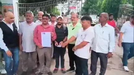 बरेली: विवादित गीत मामले में शिक्षक पर दर्ज एफआईआर निरस्त करने की मांग, पीयूसीएम के पदाधिकारियों ने डीएम को ज्ञापन दिया