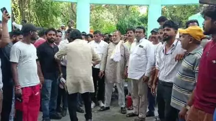 कोल: बर्खास्त सफाई कर्मियों ने बहाल करने और दर्ज मुकदमे खत्म करने की मांग को लेकर ननि में किया प्रदर्शन