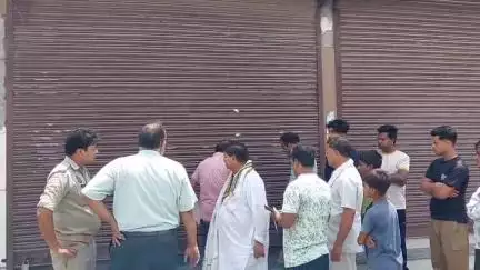 पूरनपुर: बिजली घर रोड पर स्वास्थ्य विभाग की टीम को भीड़ ने दौड़ाया, पुलिस के पहुंचने पर क्लीनिक किया गया सीज