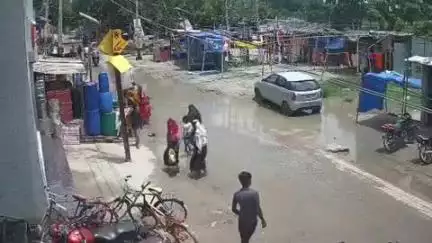 छपरा: स्टेशन रोड स्थित मॉल से साइकिल चुराता चोर सीसीटीवी कैमरे में कैद