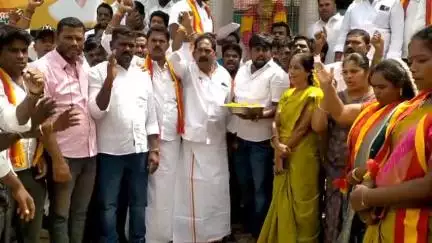 தருமபுரி: தர்மபுரி பேருந்து நிலையம்  காமராஜ் பிறந்த நாள் தமிழக வெற்றி கழகம் சார்பில் காமராஜ் சிலைக்கு மாலை அணிவித்து இனிப்பு.