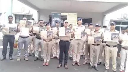 खरगौन: एसपी ने जिले में नशा मुक्ति जागरूकता अभियान की शुरुआत की, स्टाफ को दिलाई शपथ