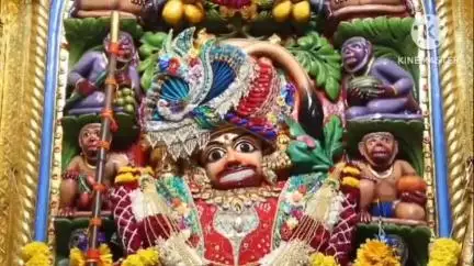 બરવાળા: શ્રીકષ્ટભંજનદેવ દાદાને સેવંતી, ગુલાબ અને એન્થોરિયમના 250 કિલો ફુલનો  દિવ્ય શણગાર કરાયો