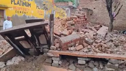 चूरू: मोहल्ला व्यापारियन में बारिश के कारण मकान का कमरा गिरा, कोई हताहत नहीं