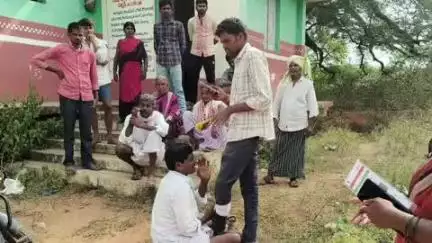 కళ్యాణదుర్గం: కుందుర్పిలో సారీ తో సద్దుమణిగిన వ్యవసాయ విస్తరణాధికారి- టీడీపీ నాయకుడి వివాదం