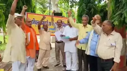 बरेली: सेवानिवृत्त कर्मचारियों ने कलेक्ट्रेट तक निकाली रैली, सिटी मजिस्ट्रेट को सौंपा सात सूत्रीय ज्ञापन