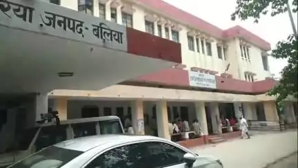 बैरिया: SDM बैरिया के चेंबर में SDM और अधिवक्ता के बीच तकरार, बुलानी पड़ी पुलिस