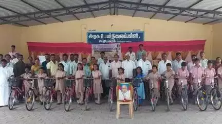 திருப்பத்தூர்: பெரியகரம் அரசு உயர்நிலைப் பள்ளியில் மிதிவண்டிகள் வழங்கும் விழா நடைபெற்றது