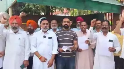 ਵੜਿੰਗ ਟੋਲ ਪਲਾਜ਼ਾ ਦੇ ਖਿਲਾਫ ਇਕੱਠੇ ਹੋਏ ਸ਼ਹਿਰ ਨਿਵਾਸੀ, ਪ੍ਰਦਰਸ਼ਨ ਤੋਂ ਬਾਅਦ ਪ੍ਰਸ਼ਾਸਨ ਨੂੰ ਸੌਂਪਿਆ ਮੰਗ ਪੱਤਰ