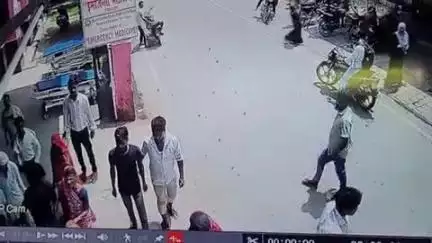फिरोज़ाबाद: सरकारी ट्रामा सेंटर में घायल मरीज के साथ लोगों ने अस्पताल स्टाफ के साथ की जमकर मारपीट, CCTV वीडियो आया सामने