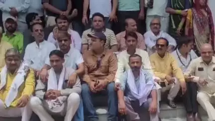 मथुरा: जिला मुख्यालय पर प्रदेश अध्यक्ष पर दर्ज मुकदमे को लेकर कांग्रेस ने किया प्रदर्शन