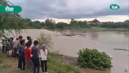 Rewa में सड़क एक 9 महीने गर्भवती महिला की सिर्फ इसीलिए मौत हो गई. क्योंकि उसे समय पर इलाज नहीं मिल पाया. रीवा से होकर गुजरने वाली  नदी उफान पर होने…