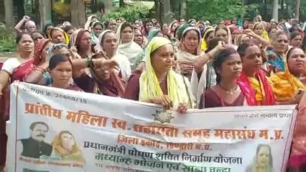 डिंडौरी: मैकनाइज्ड किचन प्रणाली के विरोध में प्रांतीय महिला स्व सहायता समूह महासंघ ने तहसीलदार को ज्ञापन सौंपा