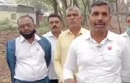 सातारा: शेतकऱ्यांना गांजा लावायला परवानगी देण्याची स्वाभिमानी शेतकरी संघटनेची जिल्हाधिकारी कार्यालयाच्या परिसरात मागणी