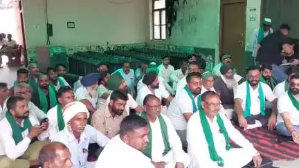 पूरनपुर: तहसील परिसर में भाकियू ने किसानों की समस्याओं को लेकर की बैठक, सीओ का घेराव करते हुए किया विरोध प्रदर्शन #jansamasya
