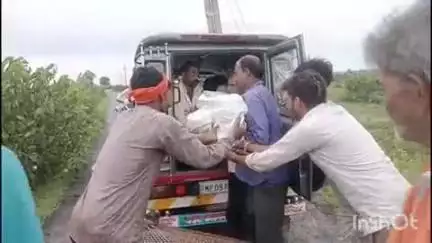 आष्टा: आष्टा के महुआखेड़ा गांव में शर्मनाक वीडियो: कीचड़ भरे रास्ते से चारपाई पर शव ढोने को मजबूर ग्रामीण