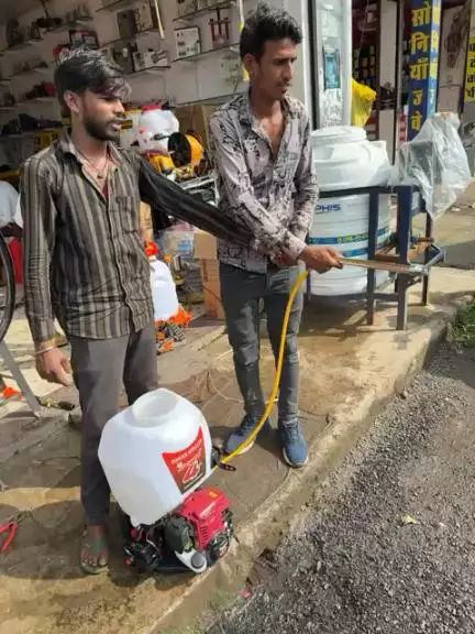 Mudiya dehra gram me spray machine di