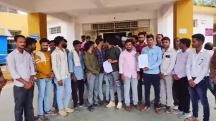 सागर नगर: राजस्व विभाग ने लोकल यूथ सर्वेयर से काम करा वेतन नहीं दिया, सर्वेयर ने कलेक्ट्रेट में जिला प्रशासन को सौंपा ज्ञापन