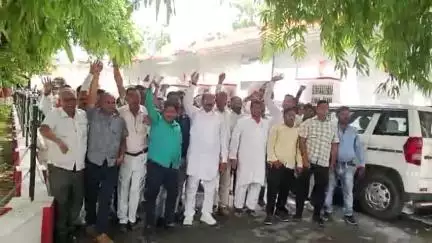 लखीमपुर: कोटेदारों ने समस्याओं की आवाज उठाई, कलेक्ट्रेट में मुख्यमंत्री को संबोधित ज्ञापन एसडीएम को सौंपा