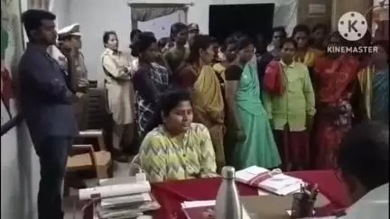 మంచిర్యాల: ఆదివాసి మహిళలను బైండోవర్ పేరుతో అర్థరాత్రి తహసీల్దారు కార్యాలయానికి తరలించినఫారెస్ట్ అధికారులపై చర్యలు తీసుకోవాలని నిరసన