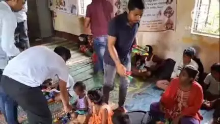 তেলিয়ামুড়া: একতা সংঘের তিন বছর পূর্ণ হওয়ায় বাগান বাজার স্থিত অনাথ আশ্রমের শিশুদের মধ্যে খাদ্য সামগ্রী সহ বই কথা বিতরণ করা হয়
