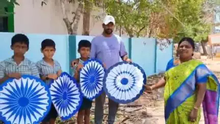 வேடசந்தூர்: 79 அசோகச் சக்கரங்களை கையில் ஏந்தியவாறு சாதனை படைத்த விருதலைபட்டி அரசு ஆரம்பப்பள்ளி