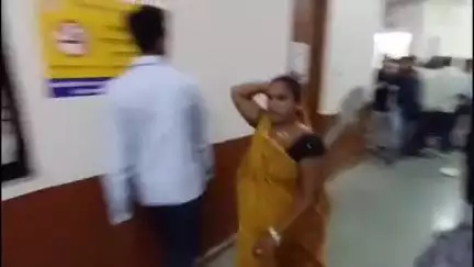 देवास नगर: जनसुनवाई में पहुंची एक महिला ने कलेक्टर कार्यालय की छत से कूदकर आत्महत्या करने का किया प्रयास, बचाई गई जान