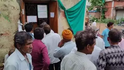 मंदसौर: कृषि उपज मंडी रोड स्थित यूरिया केंद्र पर पर्याप्त मात्रा में खाद नहीं मिलने पर किसानों ने जताया विरोध #jansamasya
