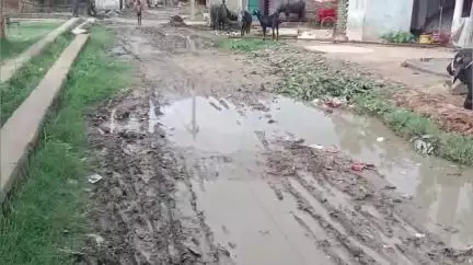 जमुनहा: इटहिया मे बरसात में मुख्य मार्ग पर जल भराव से बच्चों समेत ग्रामीण परेशान, समस्या से निजात दिलाने की मांग#jansamasya