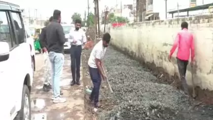 મોરબી: શહેરના વાવડી રોડ પર વહેલી સવારે ચાલતી મોન્સૂન કામગીરીની સમીક્ષા કરતા મ્યુનિસિપલ કમિશનર