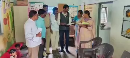 ఉరవకొండ: వజ్రకరూర్ లోని ప్రభుత్వ కార్యాలయాలు, పాఠశాలల్లో ఎస్సీ ఎస్టీ విజిలెన్స్, మానిటరింగ్ కమిటీ సభ్యుల  పరిశీలన