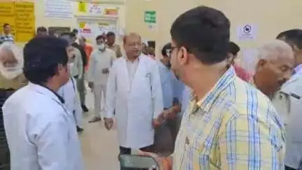फिरोज़ाबाद: सरकारी ट्रामा सेंटर में स्टाफ के साथ हुई मारपीट के बाद इमरजेंसी सेवाएं हुईं ठप