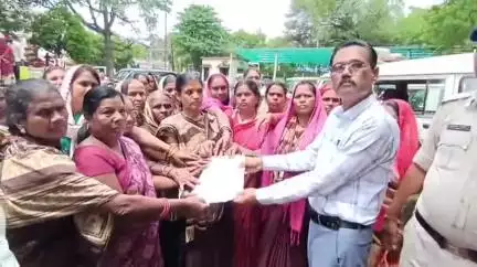 नरसिंहपुर: स्व सहायता समूह की महिलाओं ने कलेक्ट्रेट में CM के नाम डिप्टी कलेक्टर को सौंपा ज्ञापन