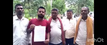 अरवल: परिवहन विभाग के कर्मियों से नाराज़ पशु चारा ढोने वाले व्यवसायियों ने DM को दिया ज्ञापन, कल से करेंगे हड़ताल