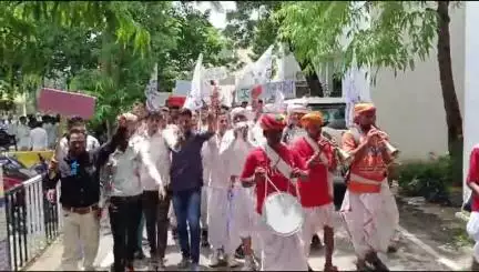 बांसवाड़ा: भील प्रदेश की मांग को लेकर कलेक्ट्रेट परिसर में नारेबाजी करते हुए निकाली गई रैली, कलेक्टर को सौंपा ज्ञापन
