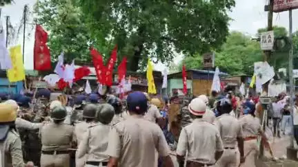 কৃষ্ণনগর ১: SFI - DYFI এর এসপি অফিস অভিযান ঘিরে ধুন্ধুমার কৃষ্ণনগরে, পুলিশের সঙ্গে ধস্তাধস্তি, দুপক্ষেরই লাঠিচার্জ,আহত পুলিশ কর্মী