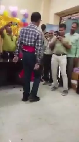 चंदौली: सदर प्राथमिक स्वास्थ्य केंद्र के प्रभारी डॉ. का अस्पताल के कमरे में कमर में ओढ़नी बांधकर डांस करते हुए वीडियो हुआ वायरल