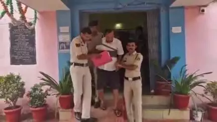 बिंद्रानवागढ़ गरियाबंद: बेड टच मामले में अकलवारा के पूर्व प्राचार्य जेपी वर्मा पर एफआईआर दर्ज, छात्राओं के विरोध के बाद प्रशासन हरकत में आया