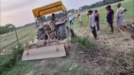 करनैलगंज: DM से शिकायत के बाद ग्राम राजगढ़ अमीनपुर के गाटा संख्या 154 चकमार्ग से अवैध अतिक्रमण हटाया गया