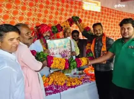 किरावली: गाँव सिकरोदा में भाजपा जिलाध्यक्ष का स्वागत, एक पेड़ मां के नाम अभियान के तहत किया वृक्षारोपण